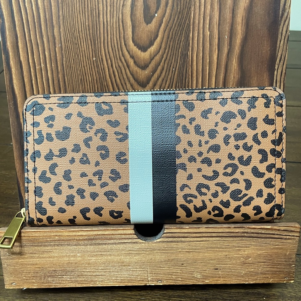 NWT Fossil Logan Zip Around Cheetah Wallet